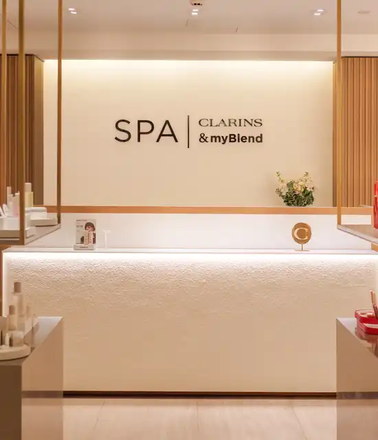 Entrée du SPA Clarins & myBlend avec le logo