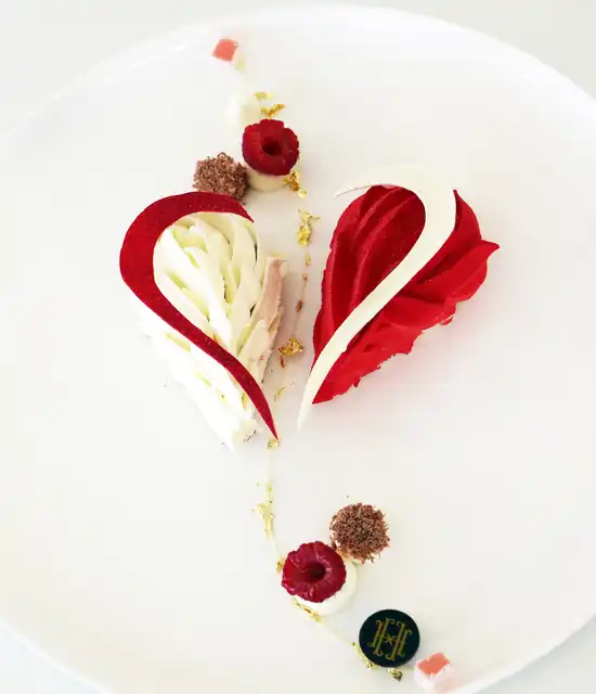 Dessert Saint Valentin Le Vistamar - Cœur velours drapé, chocolat gingembre, confit framboise yuzu