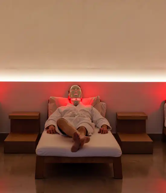 Personnes allongées à l'endroit tisanerie essayant le masque LED myBlend au SPA Clarins & myBlend