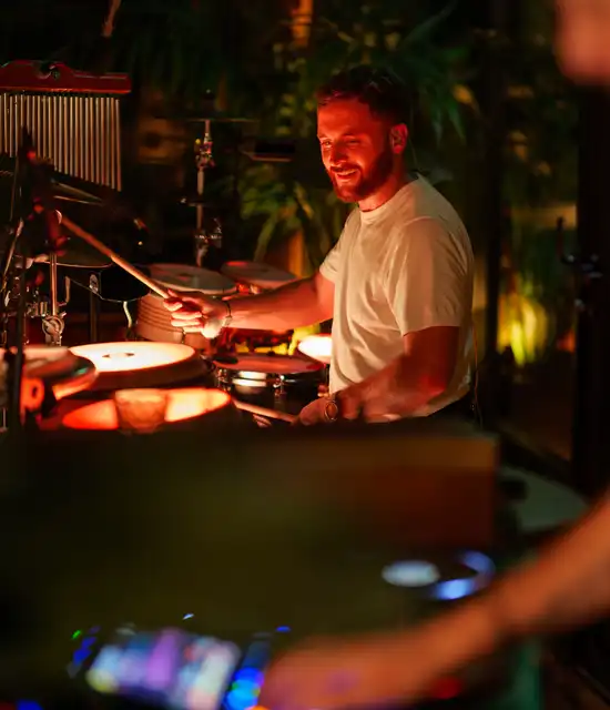 amazonico-festif-dj-et-batteur