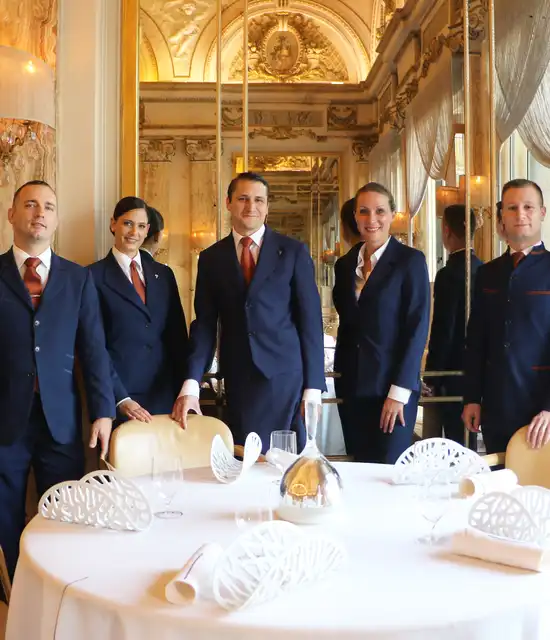 Claire Sonnet du restaurant Louis XV Alain Ducasse reçoit le prix de l’accueil et du service décerné par le Guide Michelin