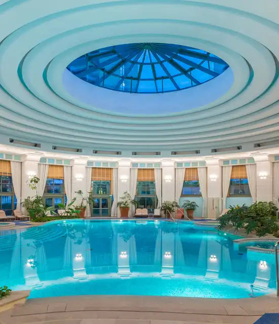Piscine intérieure du Monte-Carlo Bay Hotel & Resort