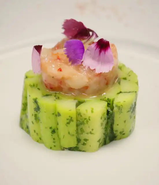 Recette Sustainable - Compression de courgettes violon tartare de gamberonis à l'ail noir coulis passion et grenade 