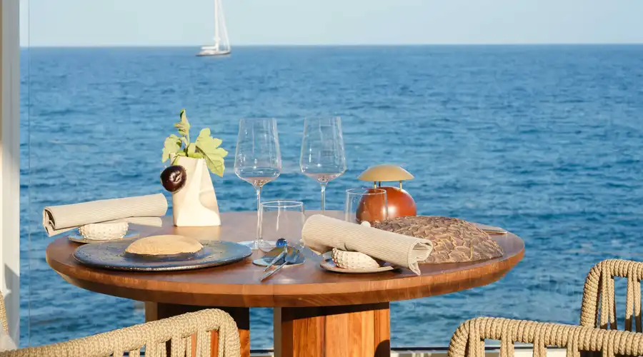 Tables Vue mer sur la terrasse du Blue Bay