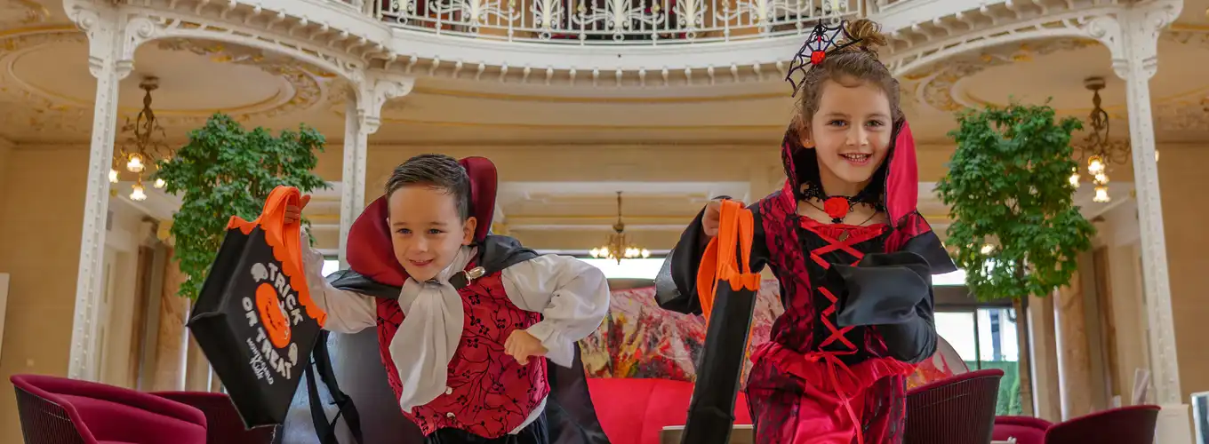 Enfants qui courent pour Halloween à L'Hôtel Hermitage