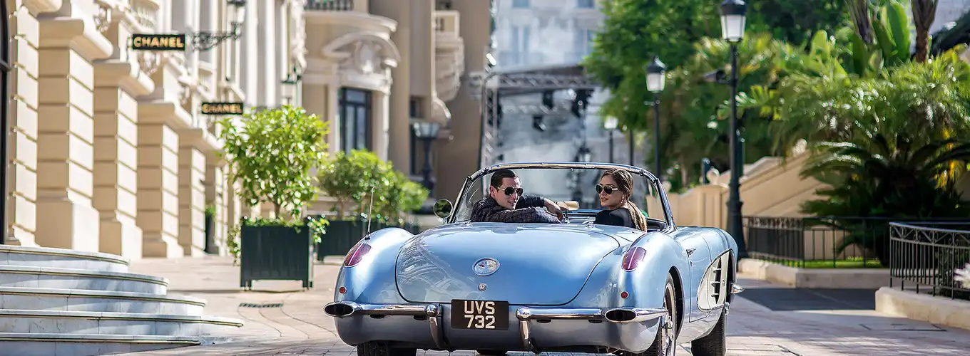 Couple en voiture à Monaco Monte-Carlo