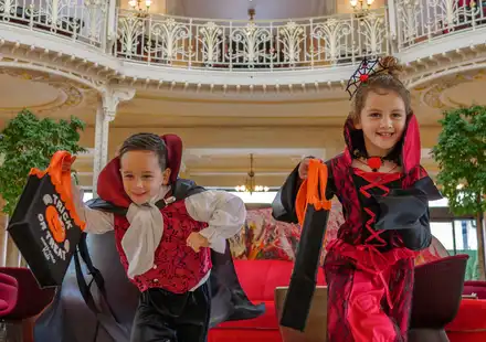 Enfants qui courent pour Halloween à L'Hôtel Hermitage