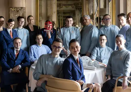 Claire Sonnet del ristorante Le Louis XV - Alain Ducasse à l’Hôtel de Paris riceve il premio per l'ospitalità e il servizio della Guida Michelin