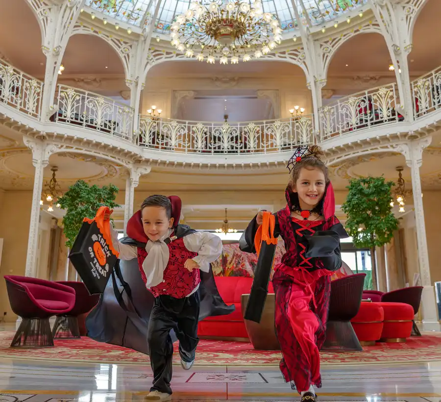 Enfants qui courent pour Halloween à L'Hôtel Hermitage