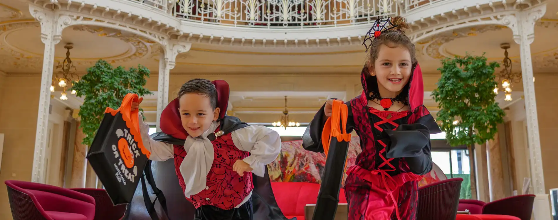 Enfants qui courent pour Halloween à L'Hôtel Hermitage