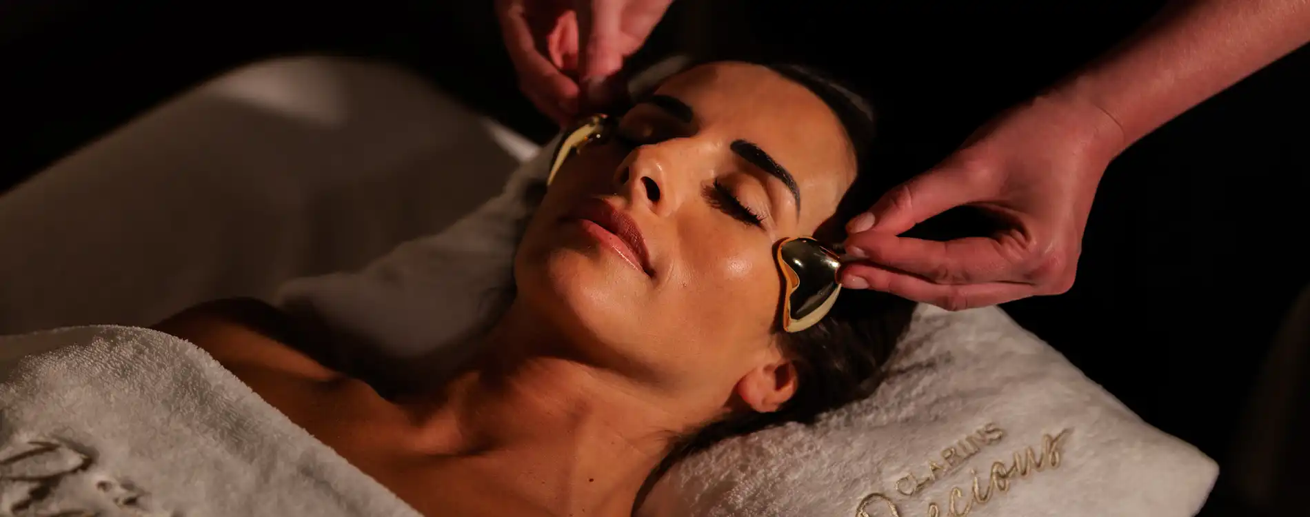 Femme en plein soin Precious au SPA Clarins & myBlend