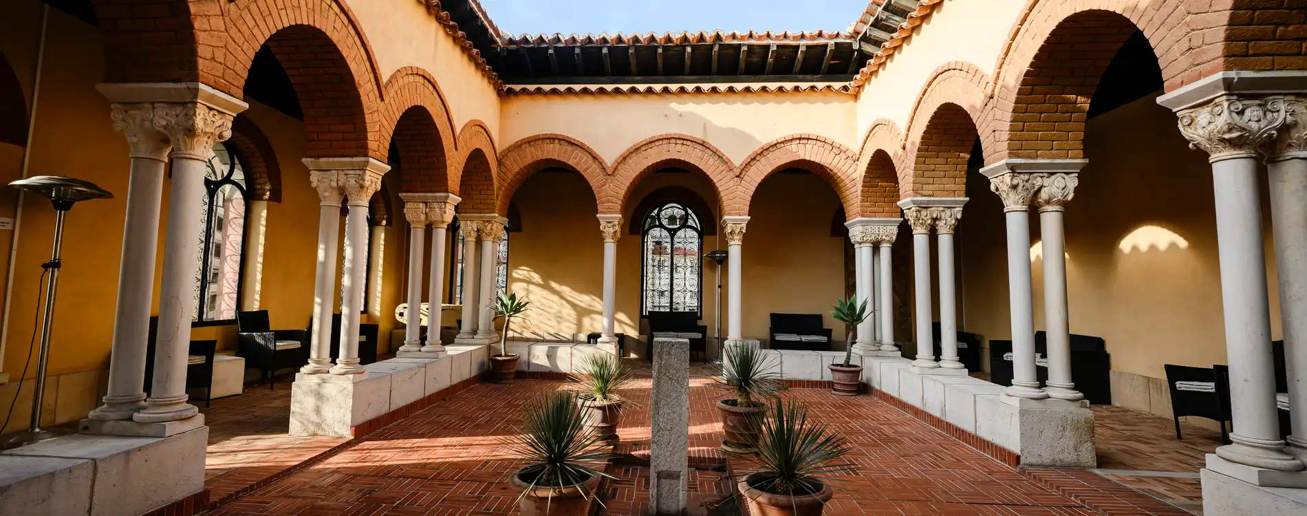 Patio de l'académie Princesse Grace