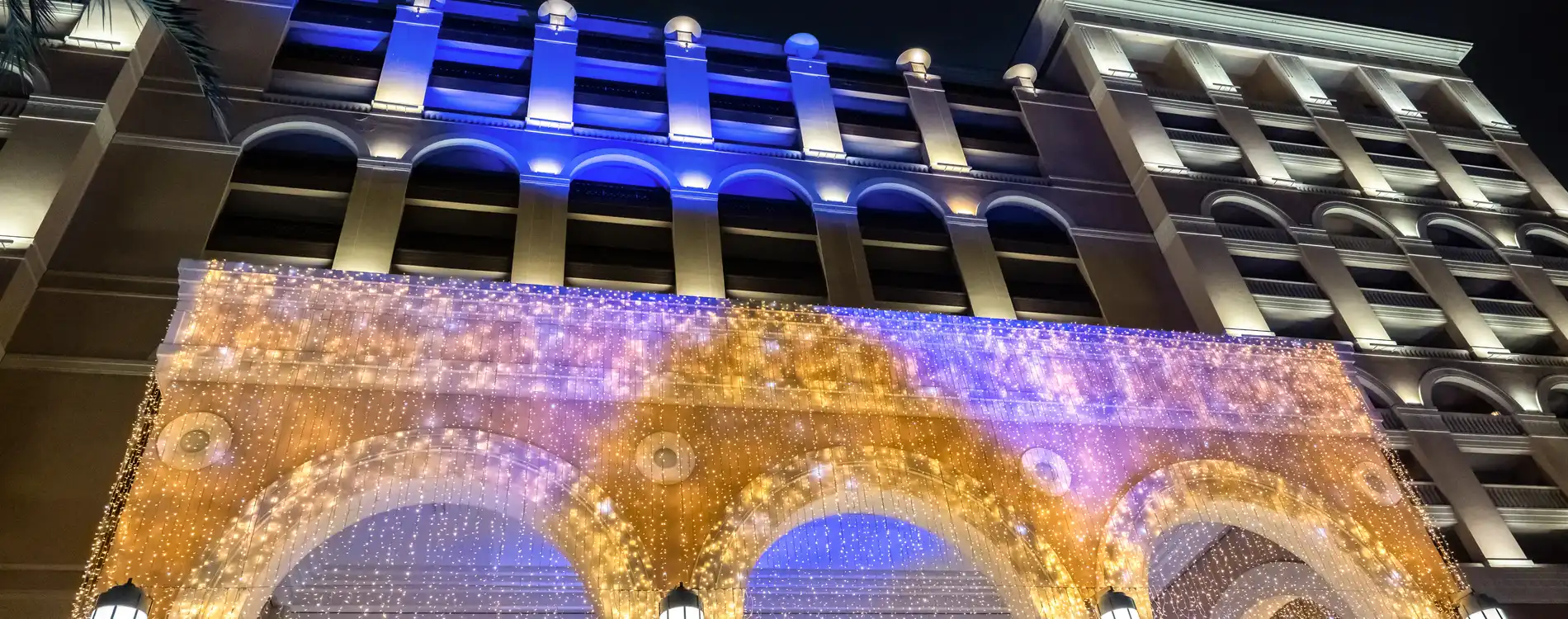 Façade illuminée Monte-Carlo Bay Hotel & Resort