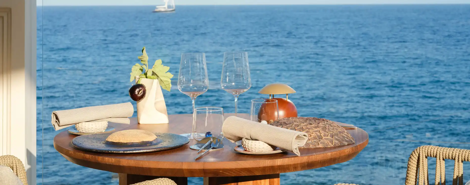 Tables Vue mer sur la terrasse du Blue Bay 