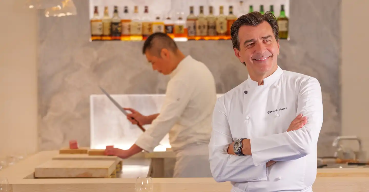 Chef Yannick Alléno et le maître sushi Naoki Kikuchi