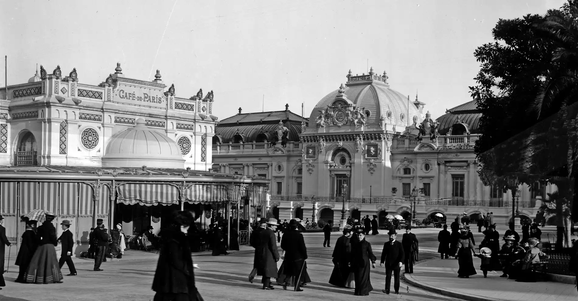 Place du Casino avec à gauche le Café de Paris et au fond le Casino. 1902-1907 - Monaco