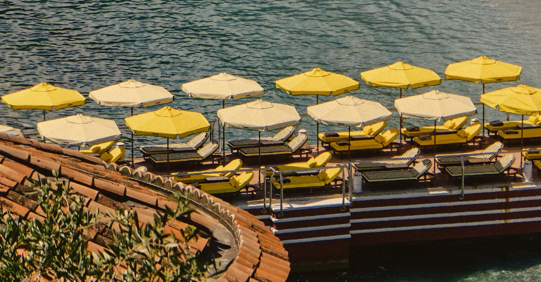Jacquemus s'installe au Monte-Carlo Beach