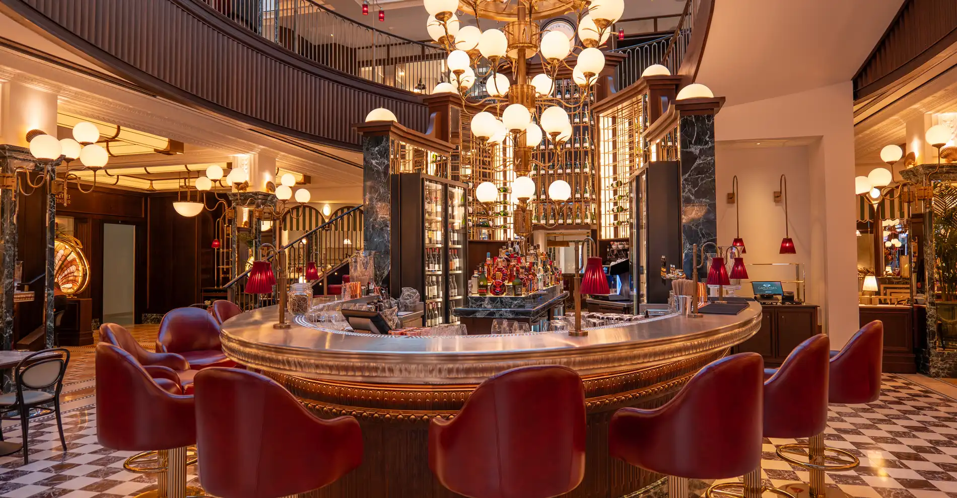 Lustre du bar du Café de Paris Monaco Monte Carlo
