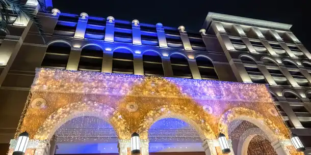 Façade illuminée Monte-Carlo Bay Hotel & Resort