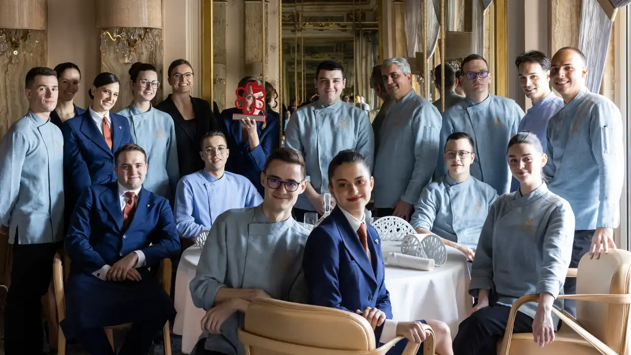 Claire Sonnet: Premio per il Servizio in Sala della Guida Michelin 2023 |  Monte-Carlo Société des Bains de Mer