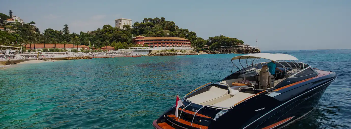 Yacht et vue sur la façade du Monte-Carlo Beach